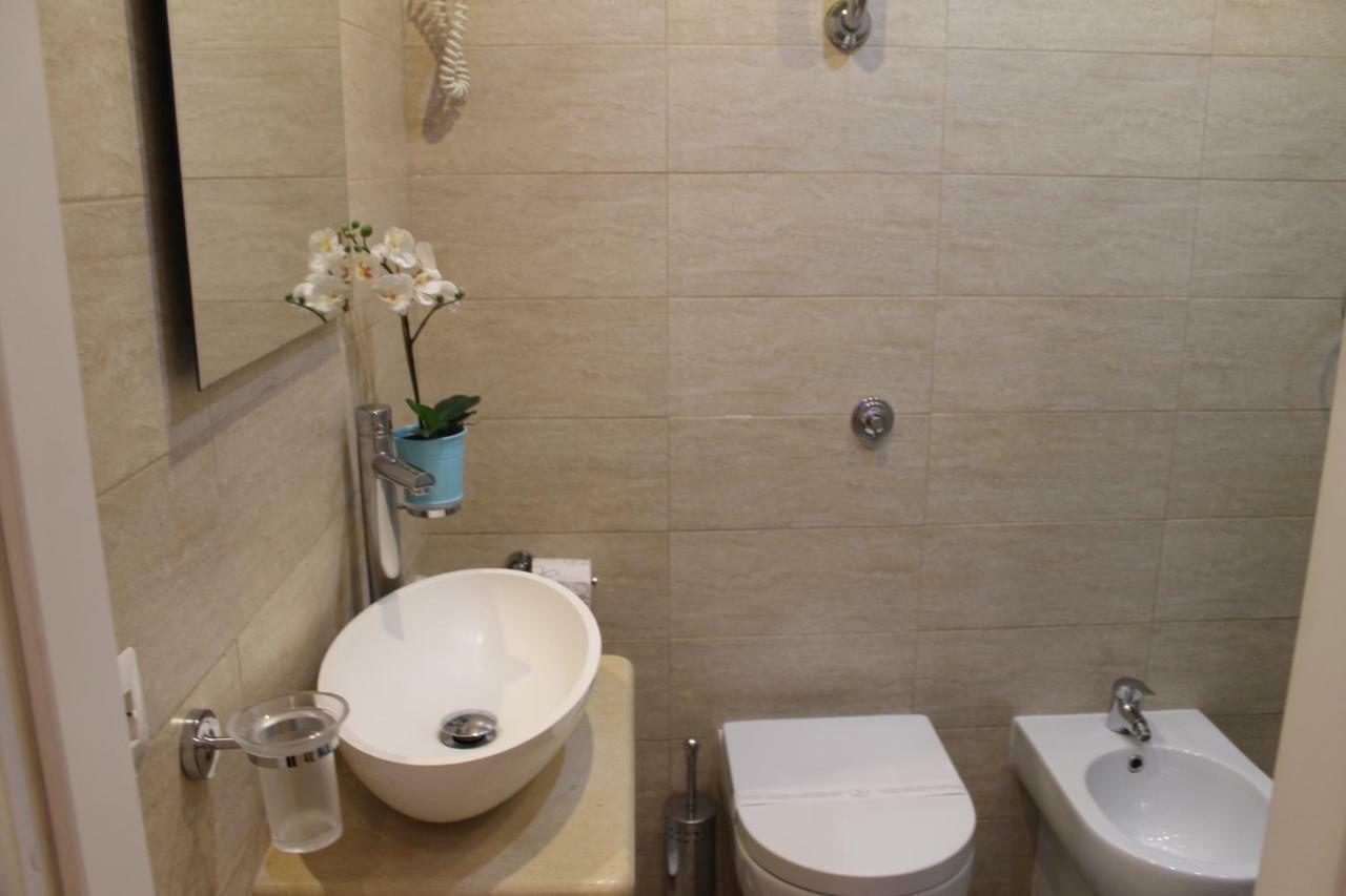 Da Polly A Piazza Amedeo Bed & Breakfast Naples Exterior photo