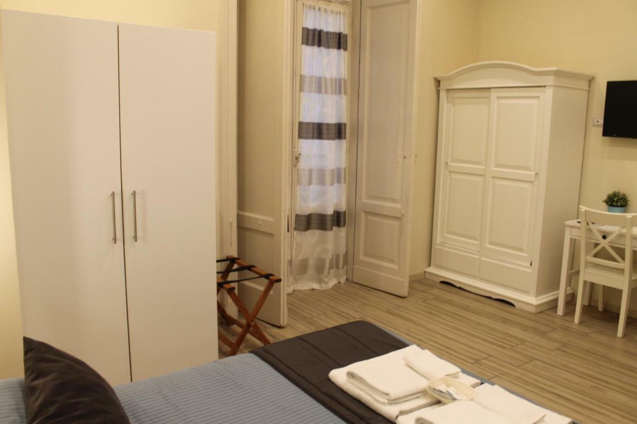Da Polly A Piazza Amedeo Bed & Breakfast Naples Exterior photo